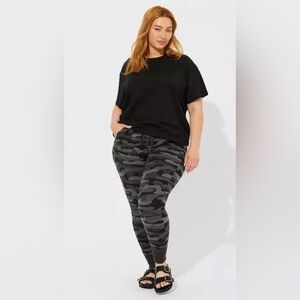 Torrid Super Soft Relaxed Fit Crew Neck Tee Black NWT Size 6X